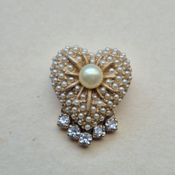 Hattie Carnegie Jewelry - Vintage Hattie Carnegie Heart Brooch